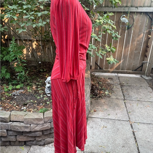 Elegant Red V-Neck Dress - Picture 3 of 9